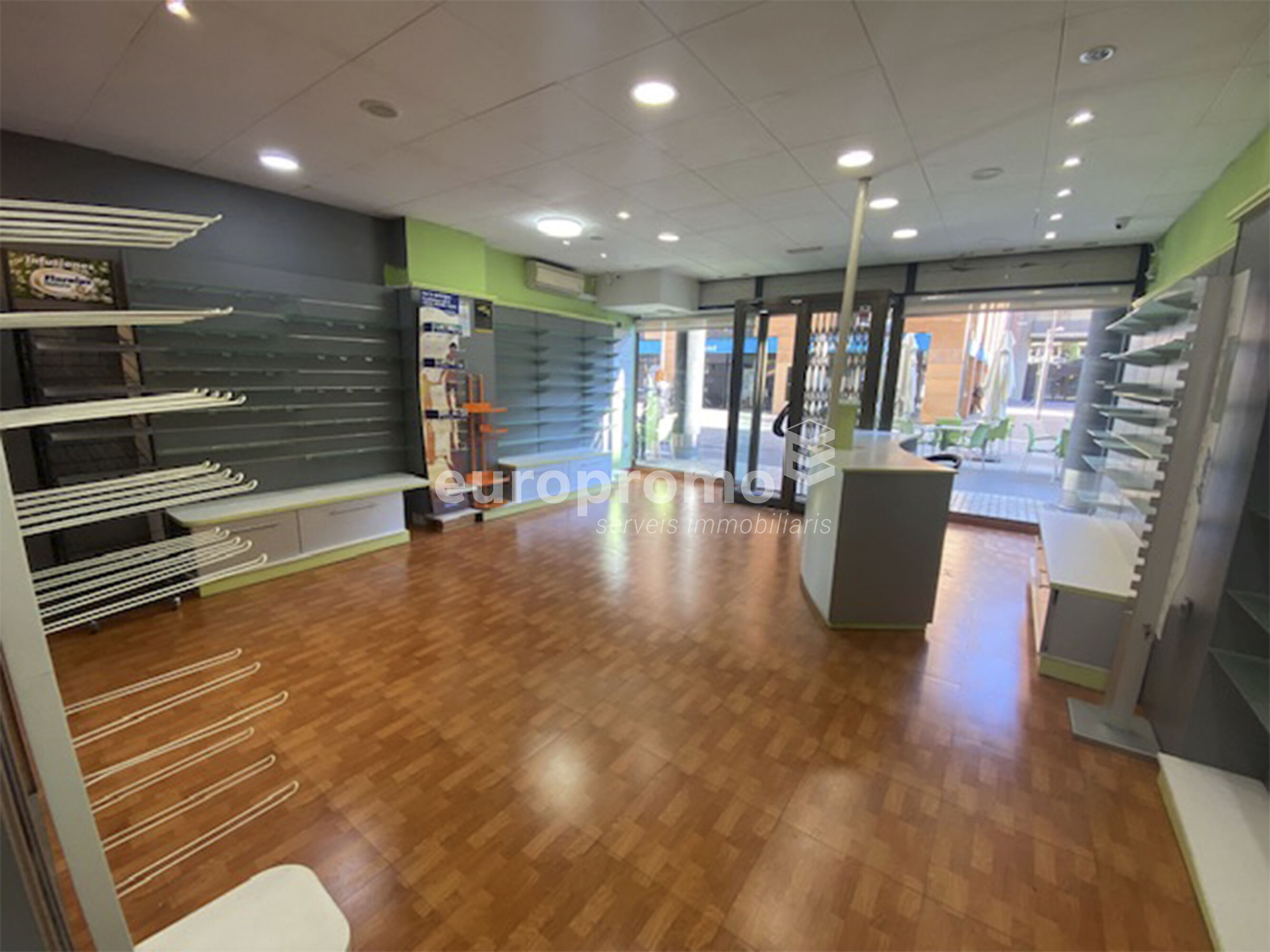 Local comercial de 60m2 situat en el  centre de Girona plaça Josep pla!
